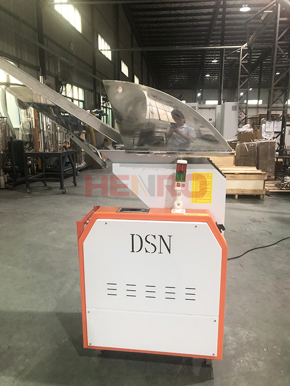 工業(yè)原料再生的關鍵設備:塑料粉碎機